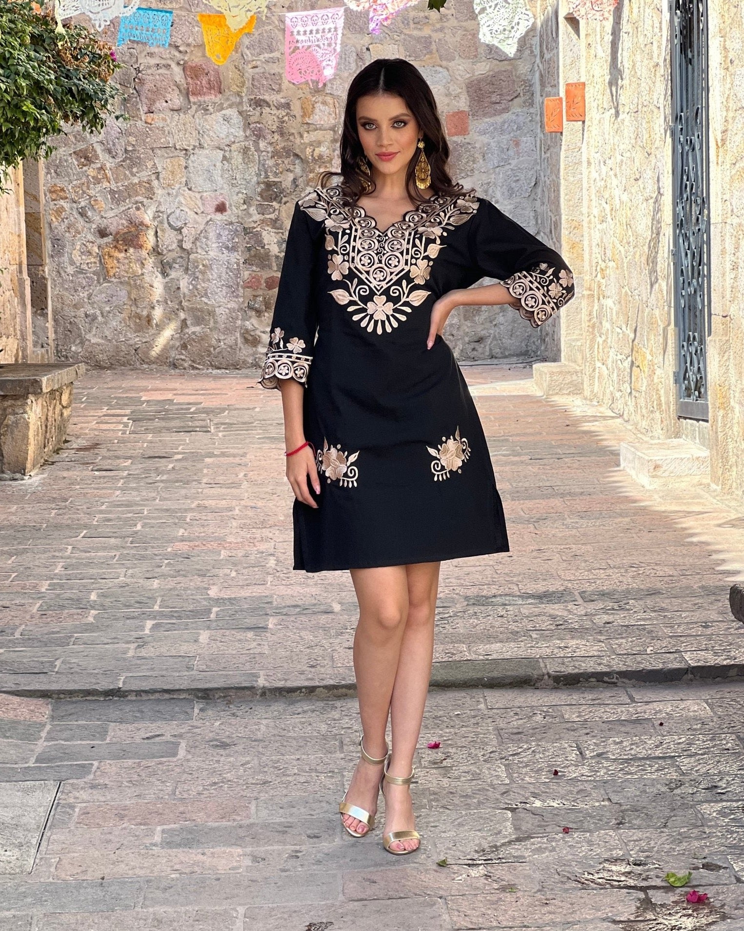 Floral Golden Embroidered Dress. Vestido Ondas Dorado. - Solei Store