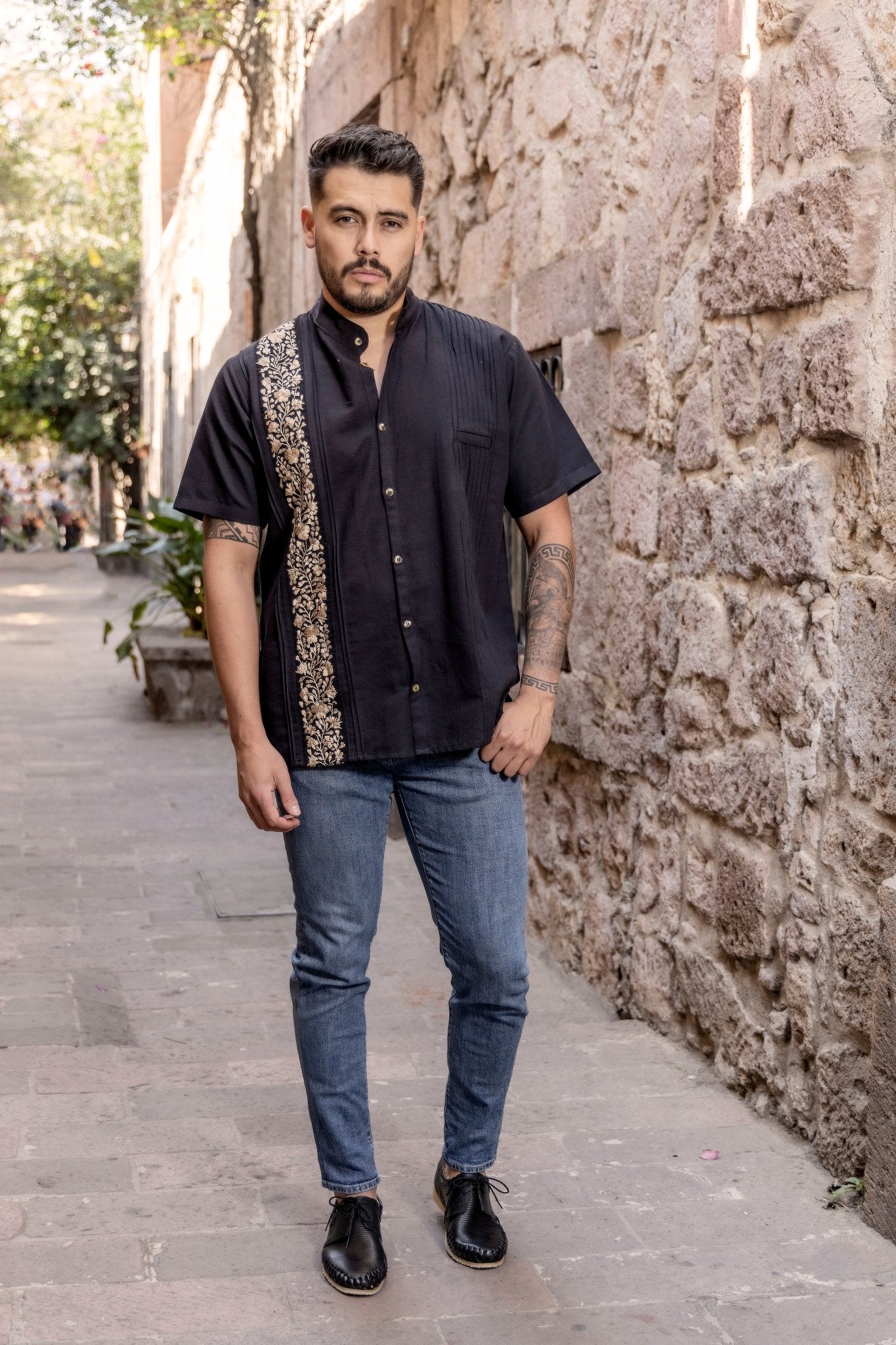 Men's Mexican Floral Embroidered Guayabera. Guayabera San Antonino Sencilla - Solei Store