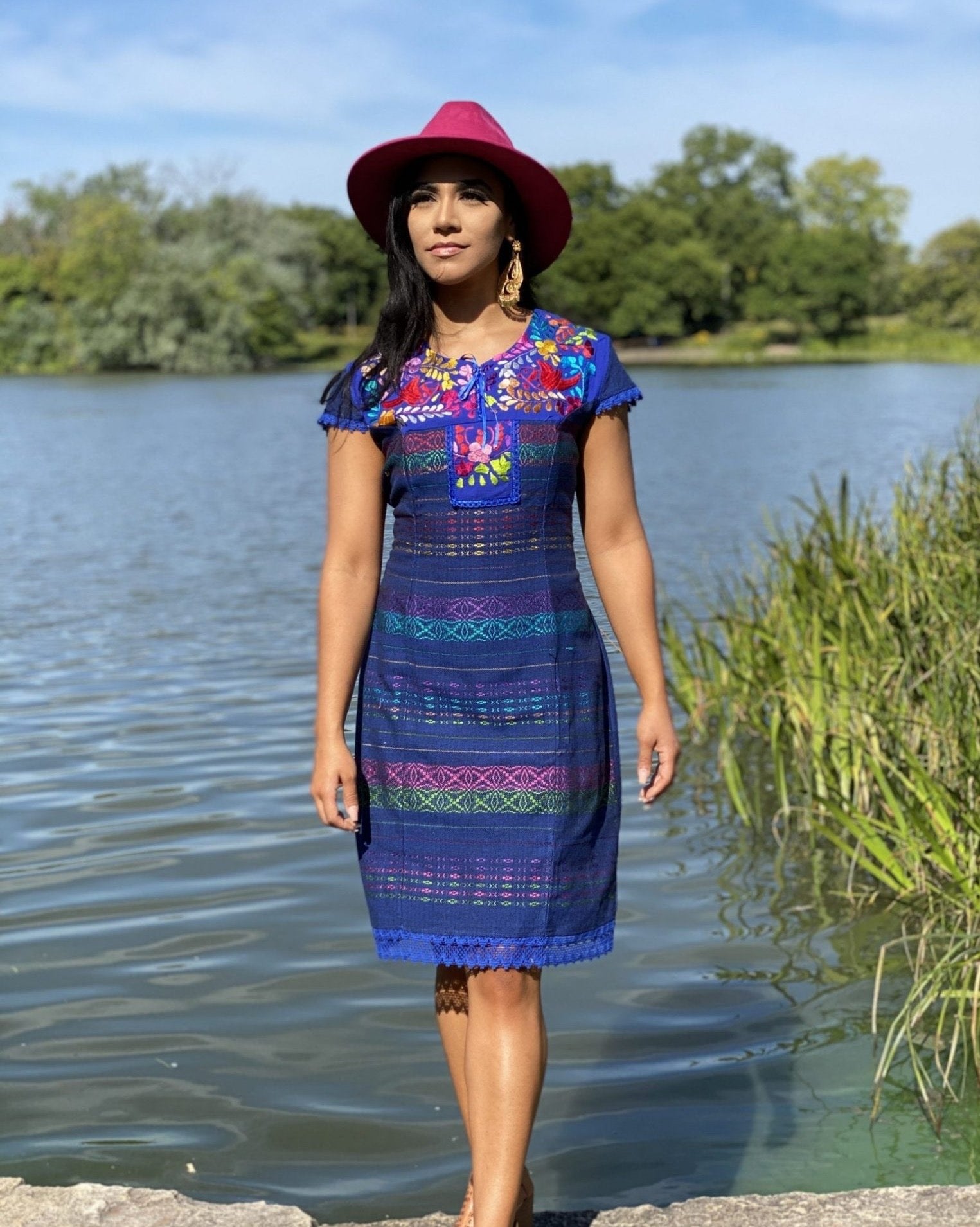 Mexican dress embroidered by hand with silk thread. Made on a loom. Floral embroidered dress. Fine lace details on sleeves and at the end of the dress - Solei Store