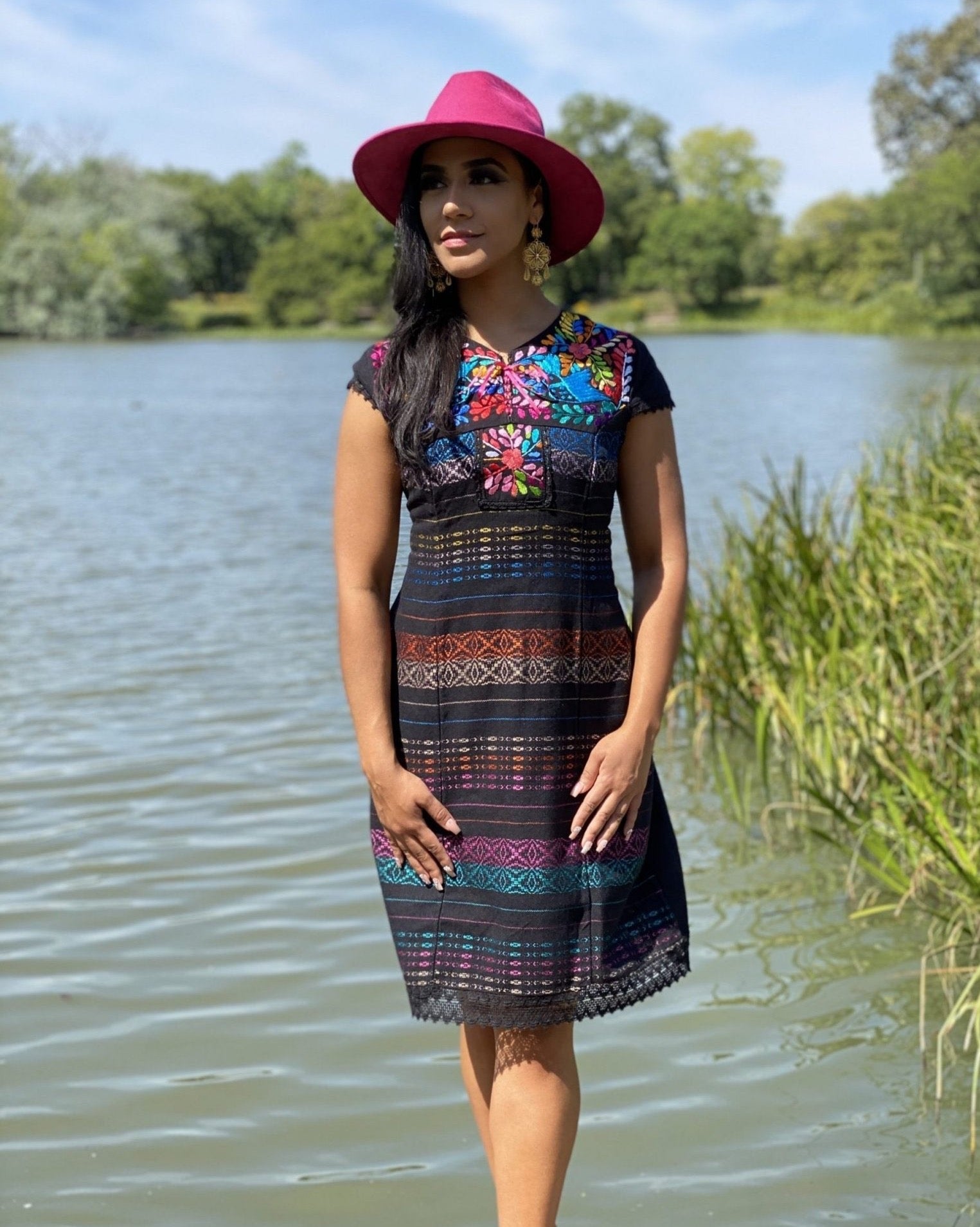 Mexican dress embroidered by hand with silk thread. Made on a loom. Floral embroidered dress. Fine lace details on sleeves and at the end of the dress - Solei Store