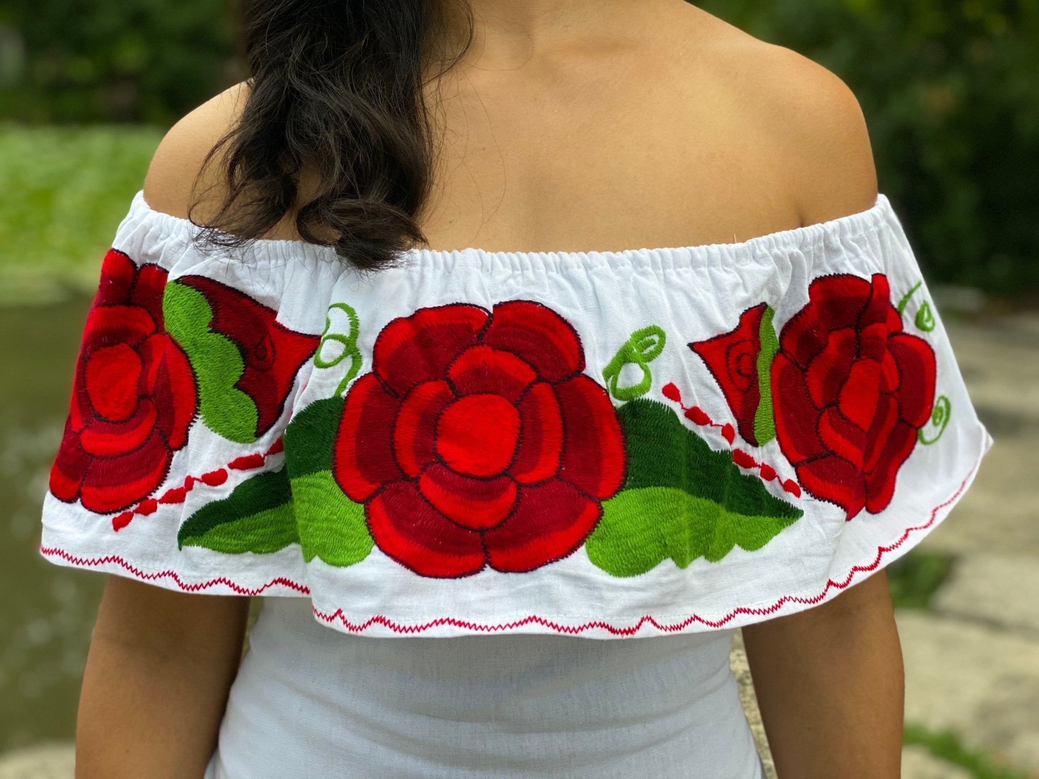 Mexican dress with embroidered red flowers. Vestido Xochitl - Solei Store