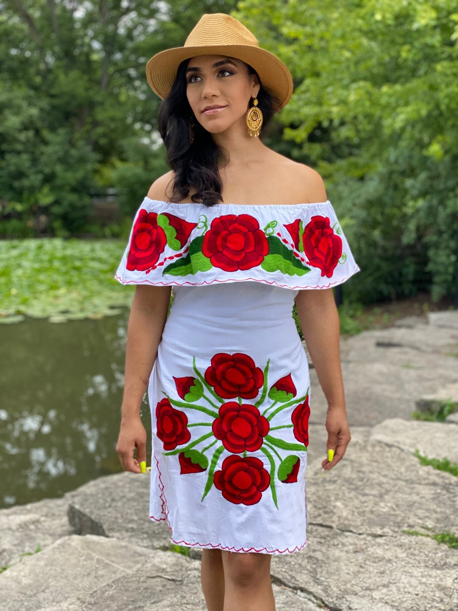 Mexican dress with embroidered red flowers. Vestido Xochitl - Solei Store