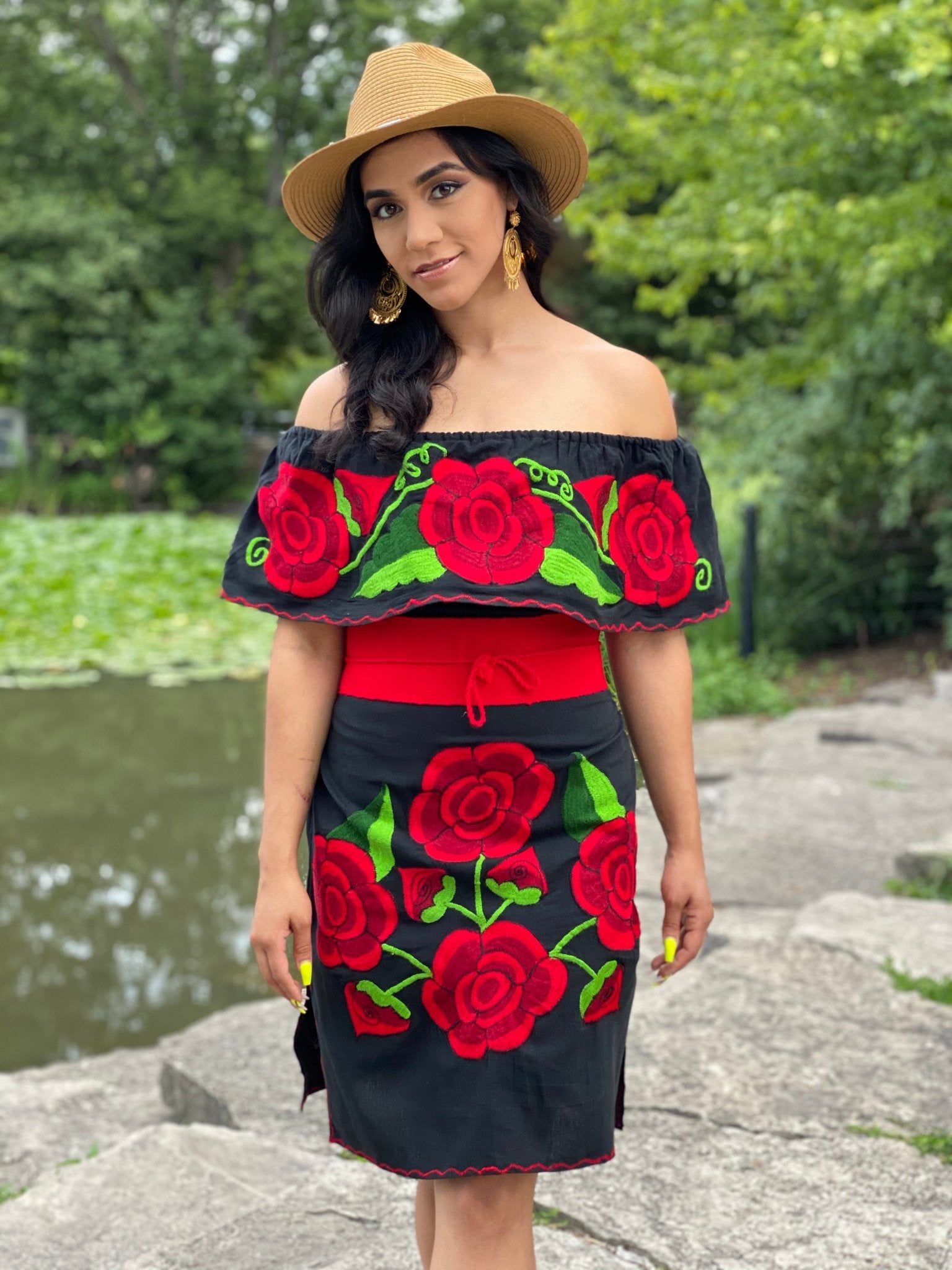 Mexican dress with embroidered red flowers. Vestido Xochitl - Solei Store