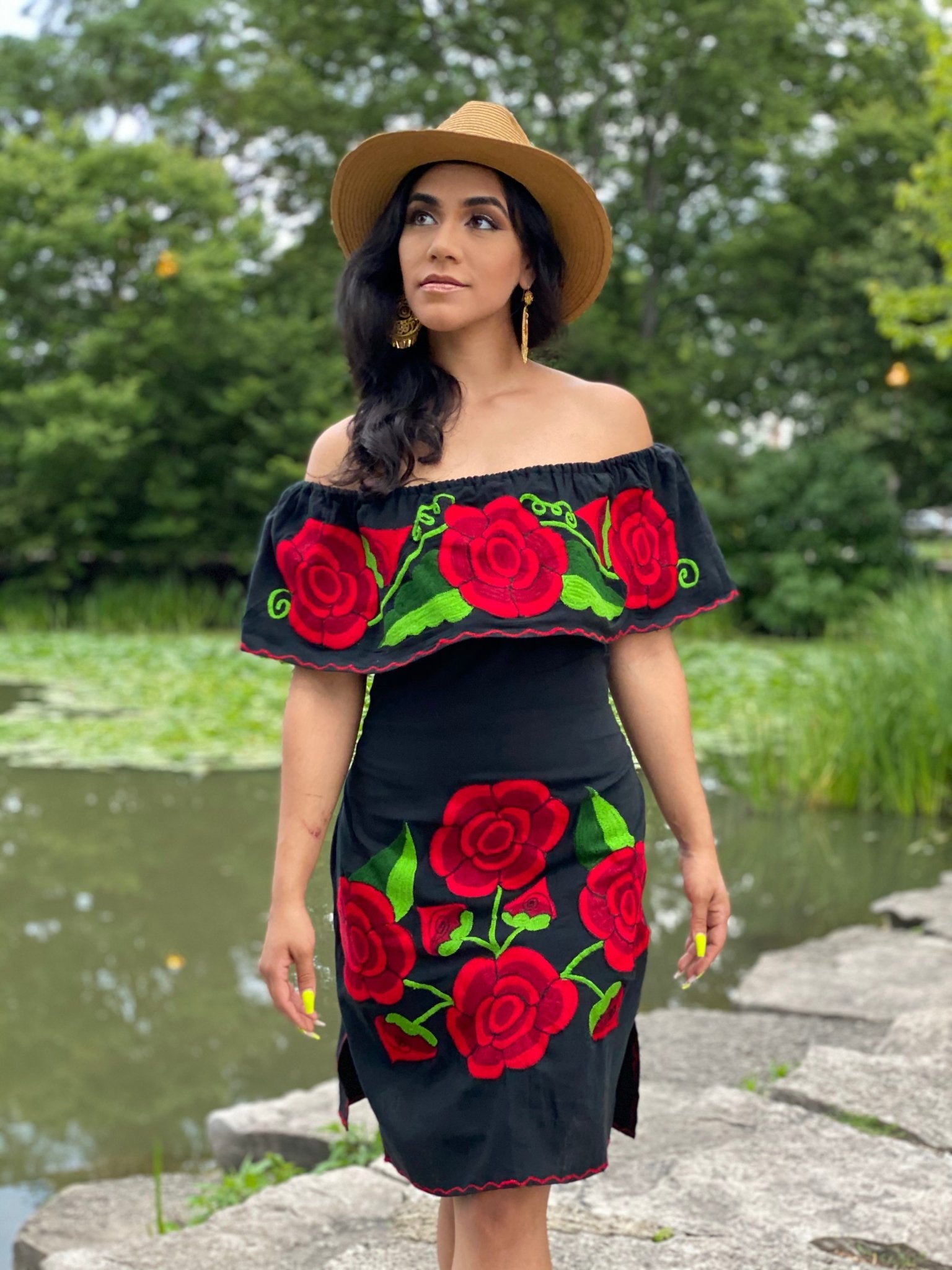 Mexican dress with embroidered red flowers. Vestido Xochitl - Solei Store