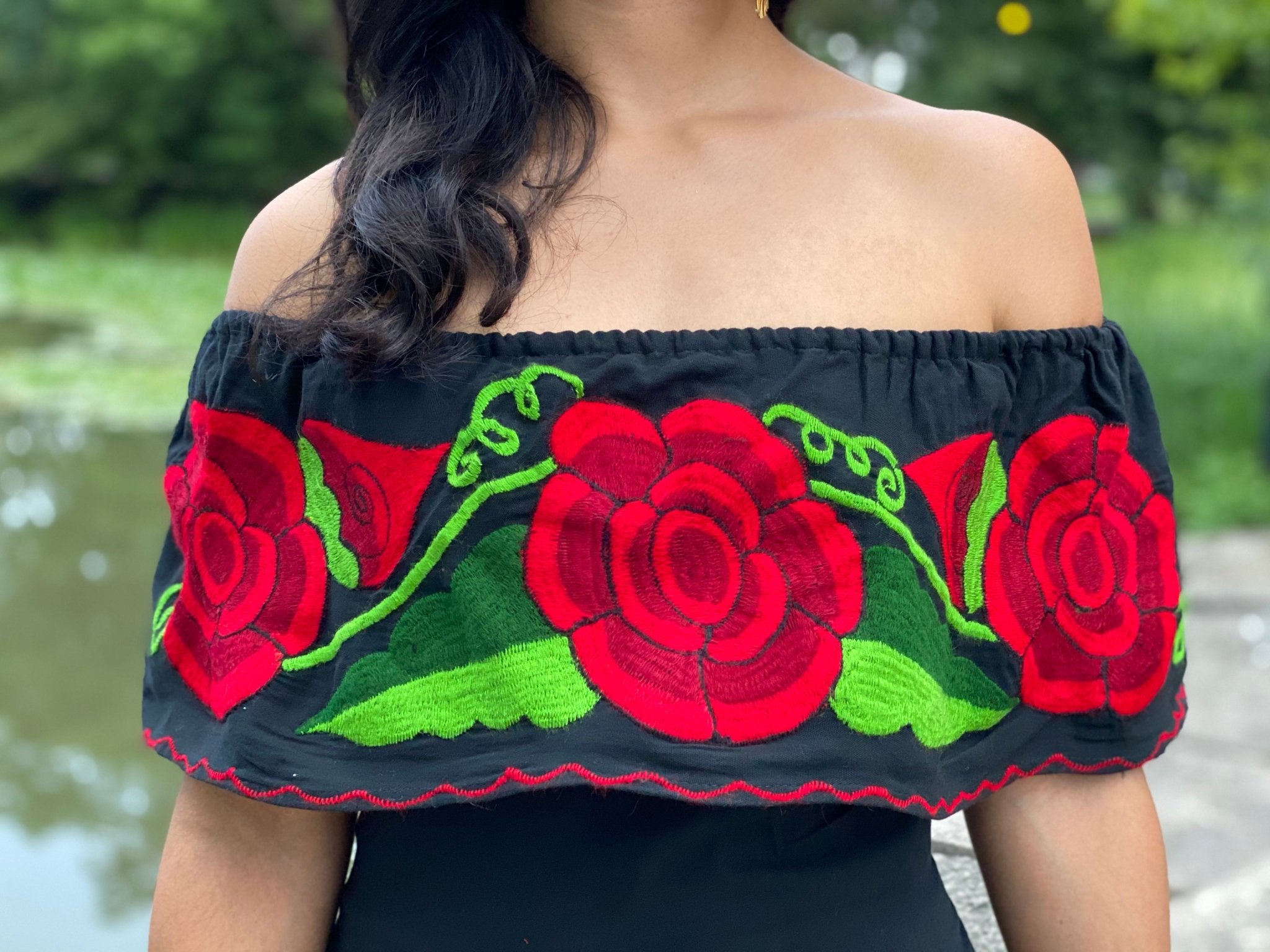Mexican dress with embroidered red flowers. Vestido Xochitl - Solei Store