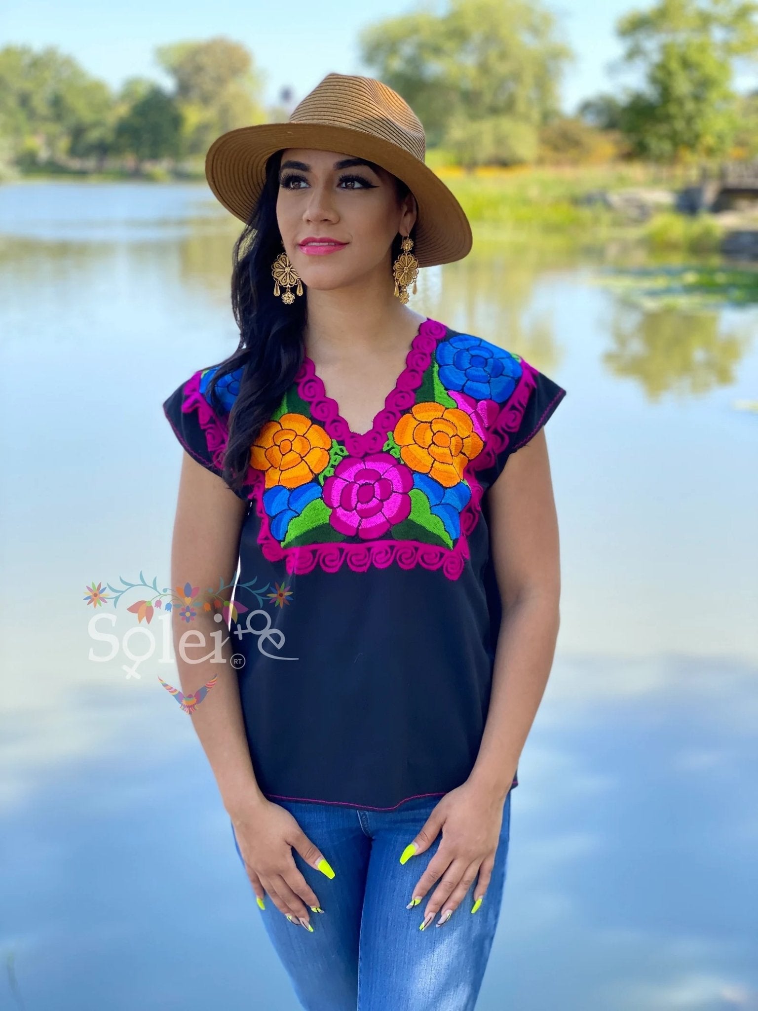 Mexican Embroidered Top with Decorated Collar. Blusa Zinacatan Floral - Solei Store