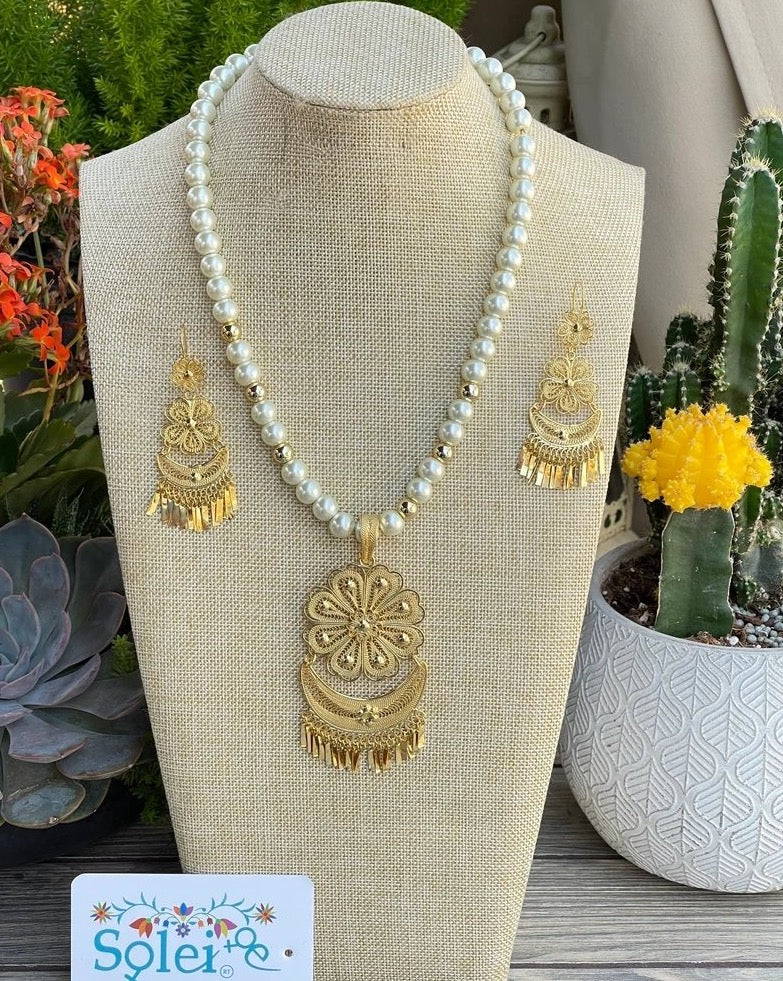 Mexican Gold Filigree Choker and Earrings. Traditional Mexican Jewelry. Elegant Choker Necklace. Margarita Amaca Perla Blanca - Solei Store