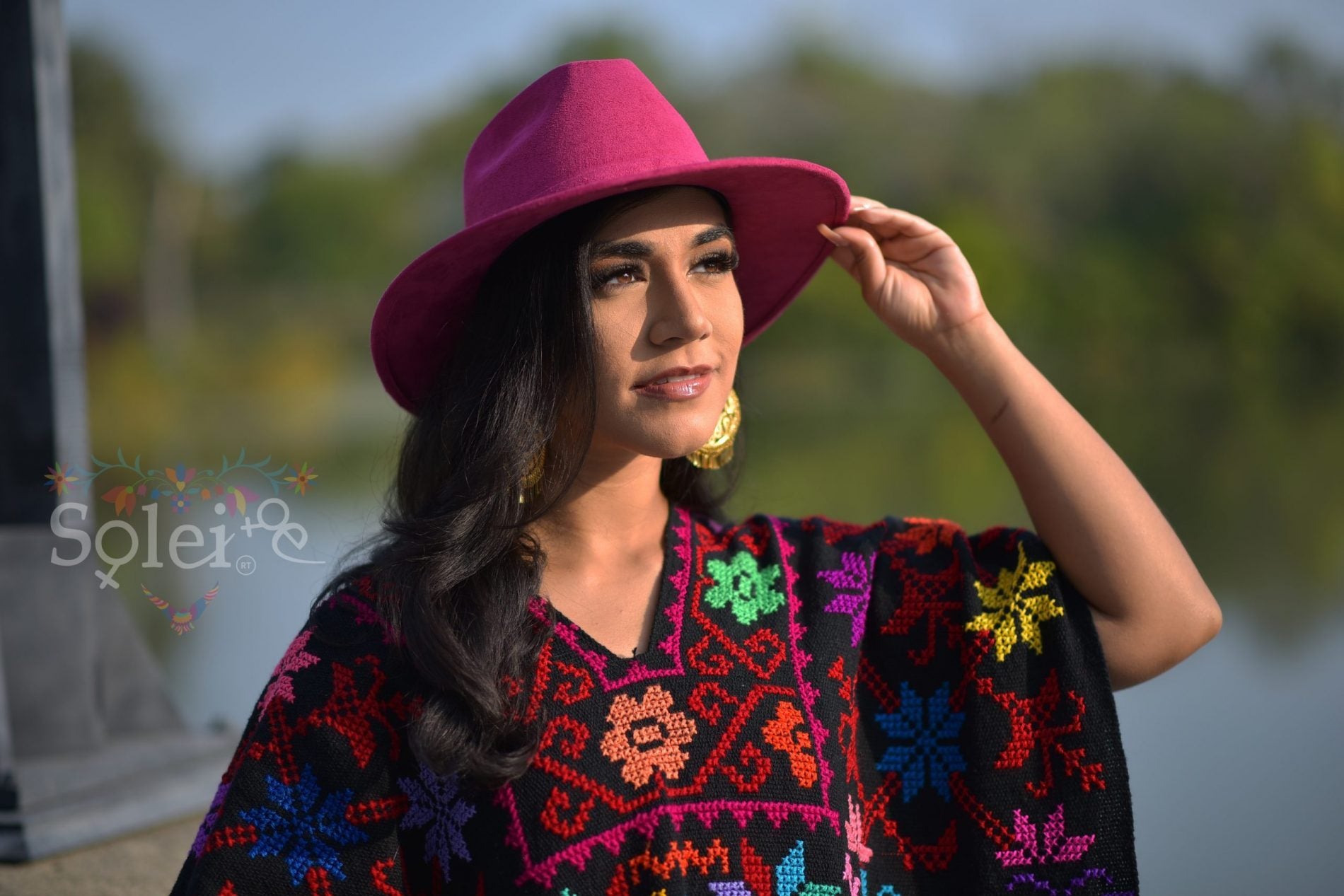Mexican Hand Embroidered Poncho. Gaban Esquinero. - Solei Store