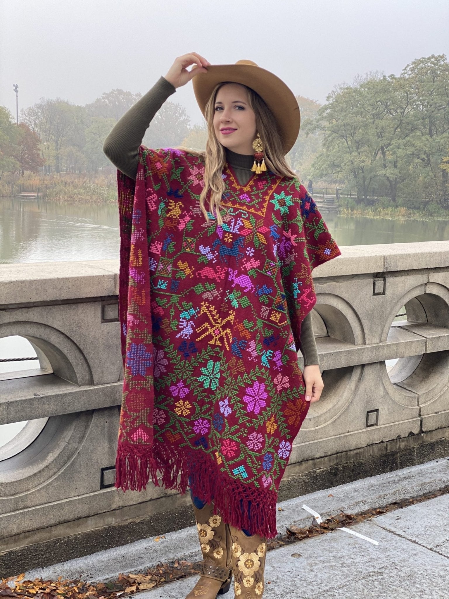 Mexican Hand Embroidered Poncho. Gaban Esquinero. - Solei Store