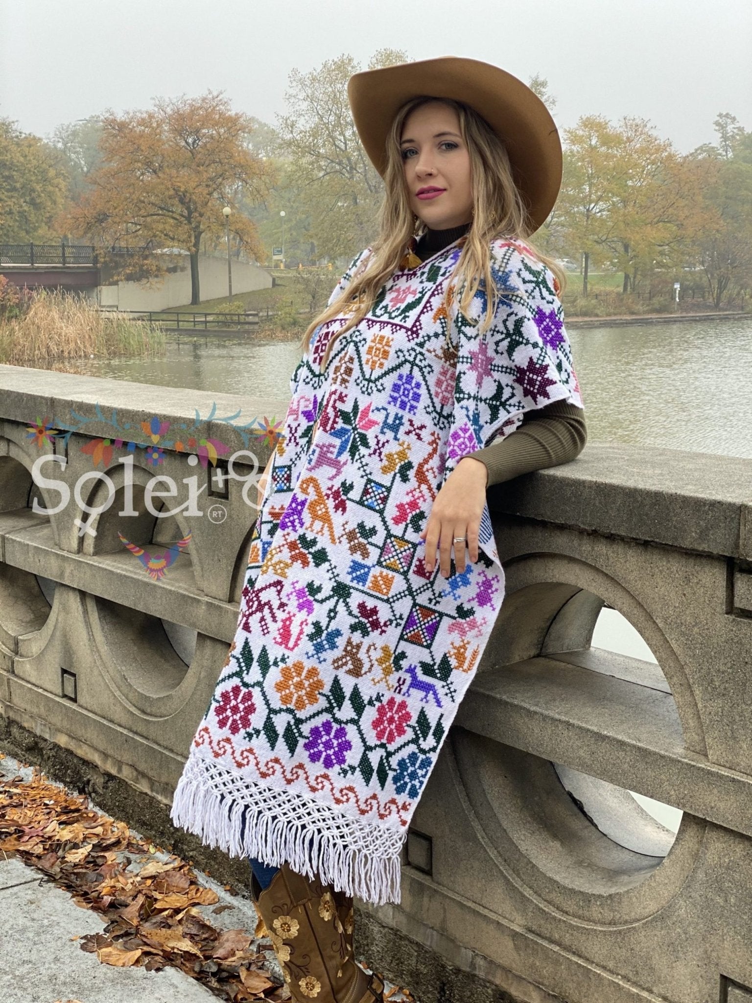 Mexican Hand Embroidered Poncho. Gaban Esquinero. - Solei Store