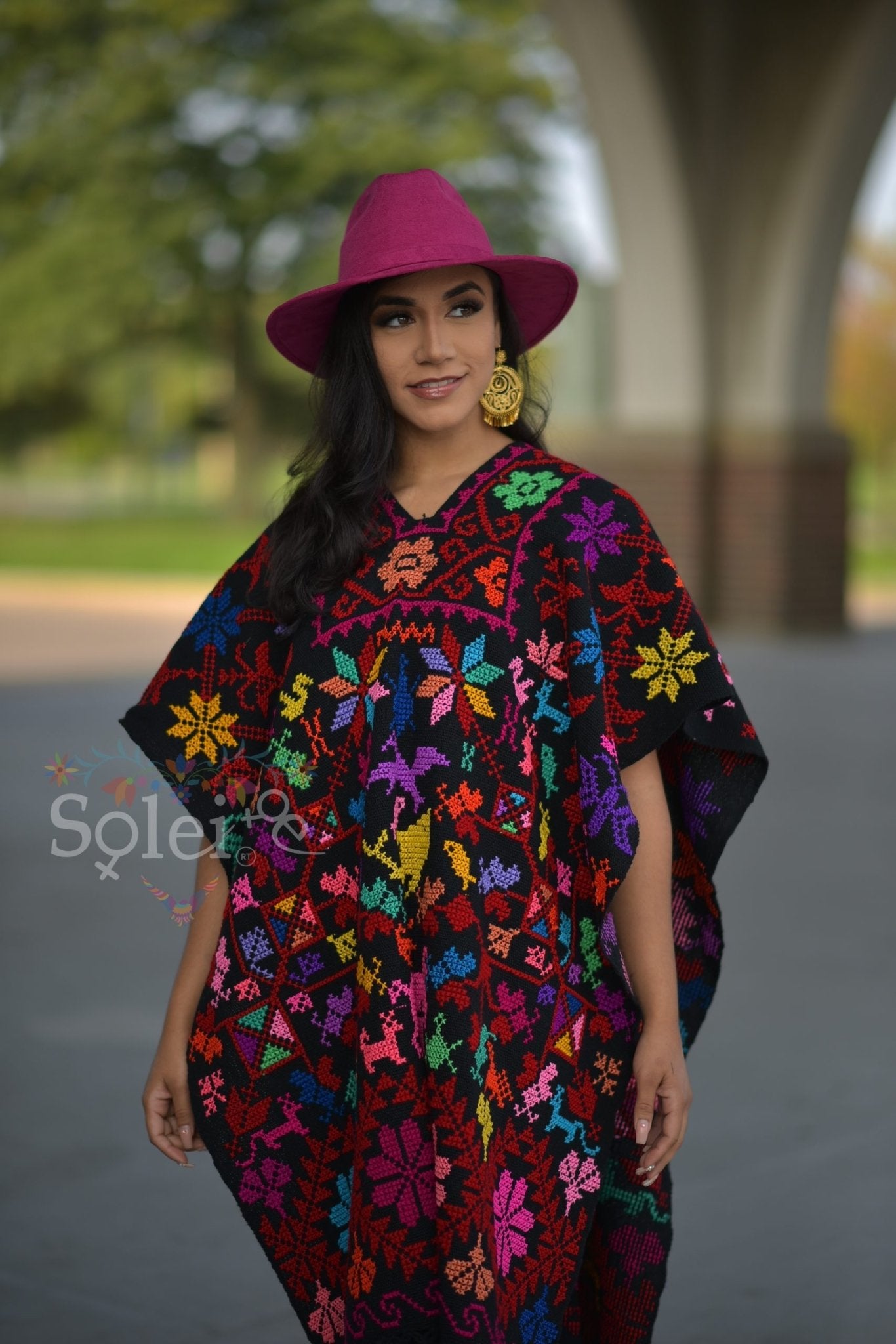 Mexican Hand Embroidered Poncho. Gaban Esquinero. - Solei Store