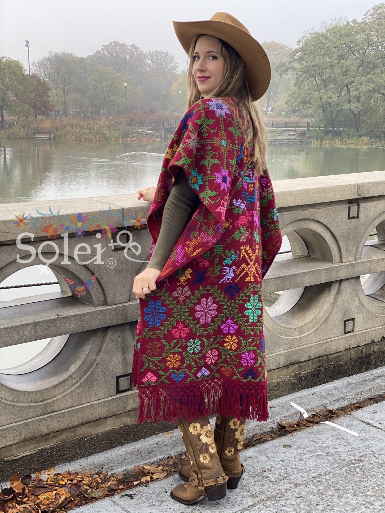 Mexican Hand Embroidered Poncho. Gaban Esquinero. - Solei Store