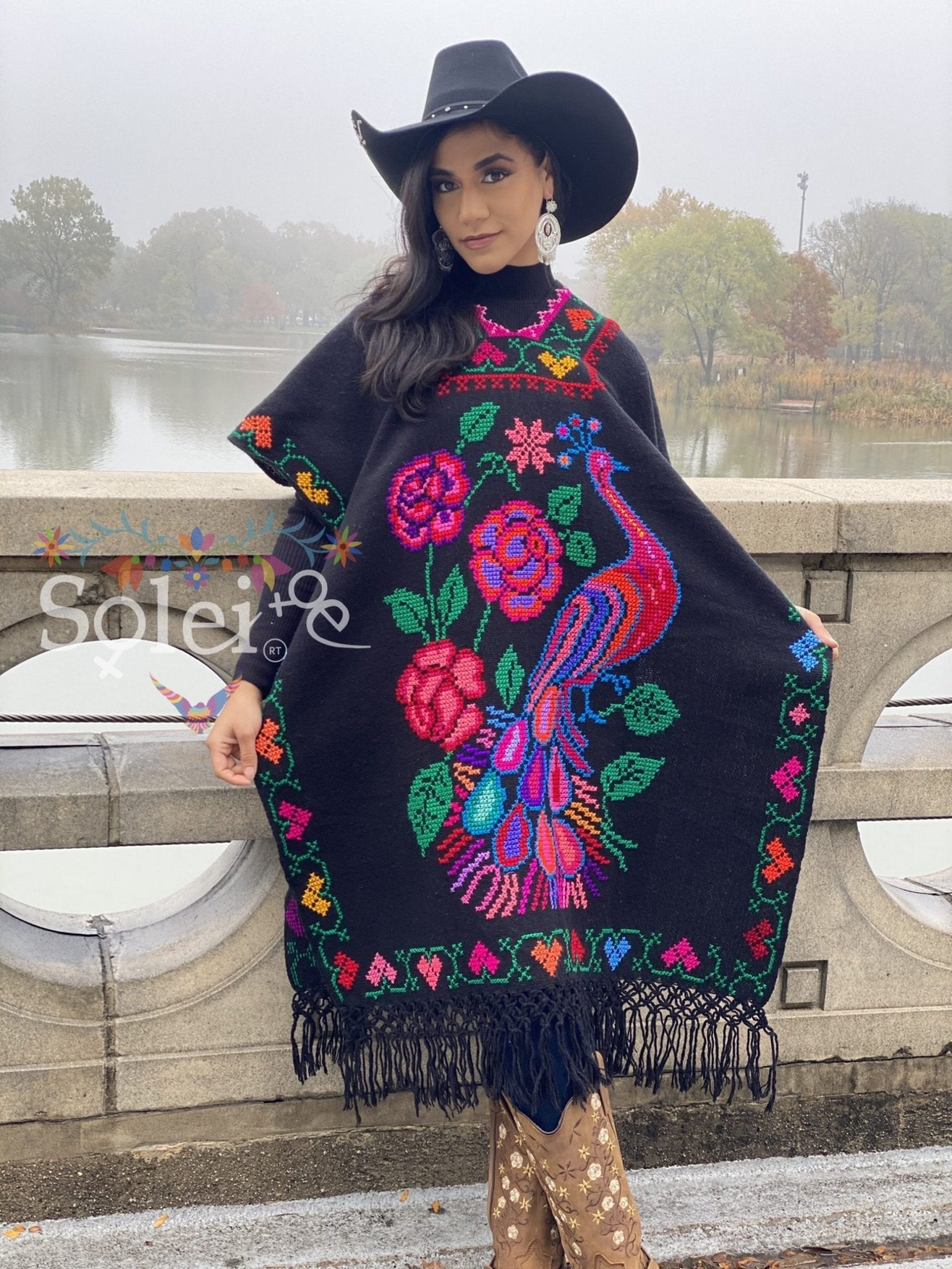 Mexican Hand Embroidered Poncho. Gaban Pavo Sencillo. - Solei Store