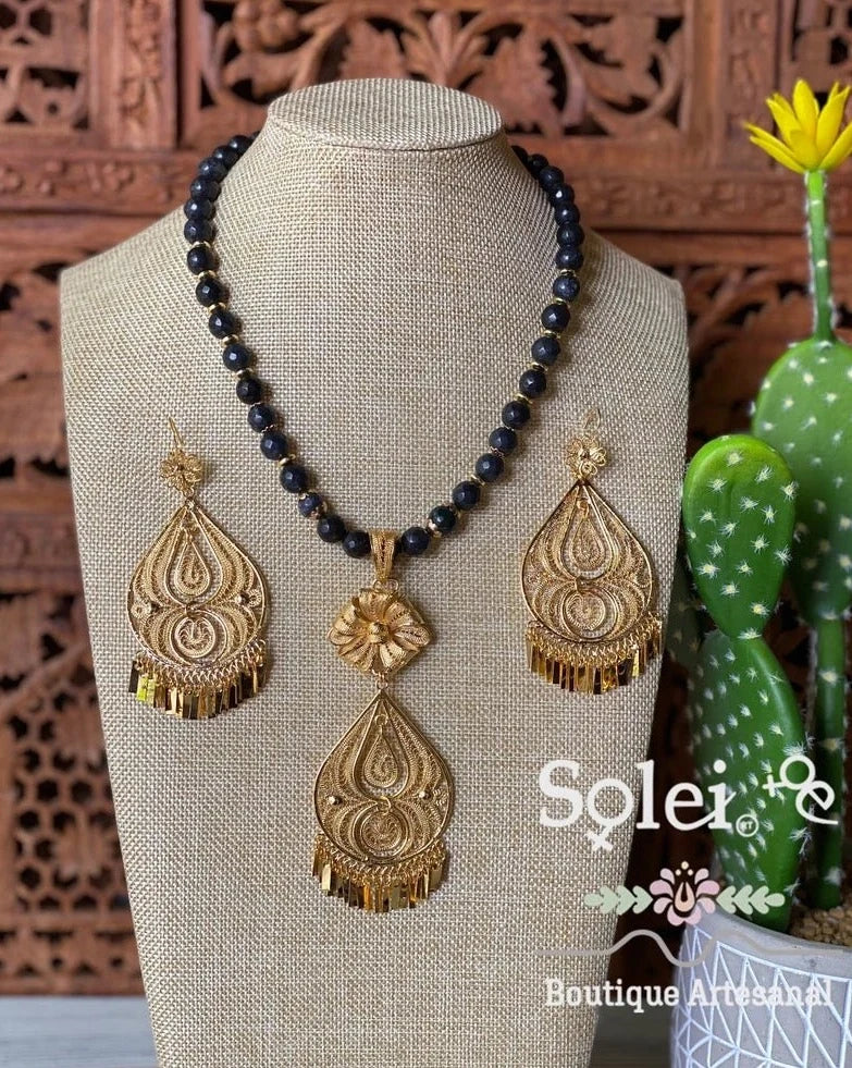 Mexicans Filigree Earrings and Necklace. Set Pera Gota Perlas Negro (Dorado). - Solei Store