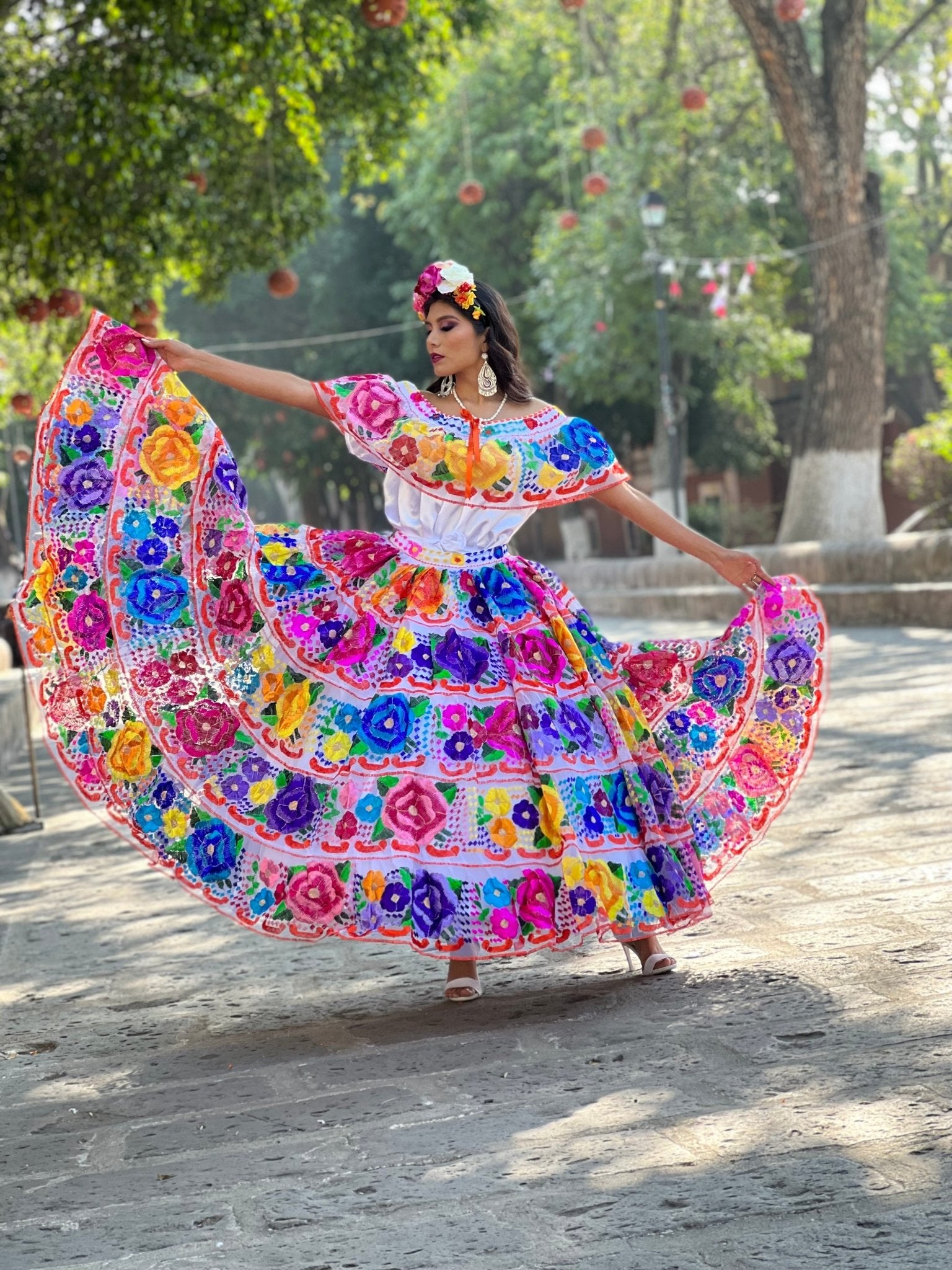 Traditional Mexican Folkloric Chiapaneco Doble Ruedo Dress in White with Multicolor Embroidery