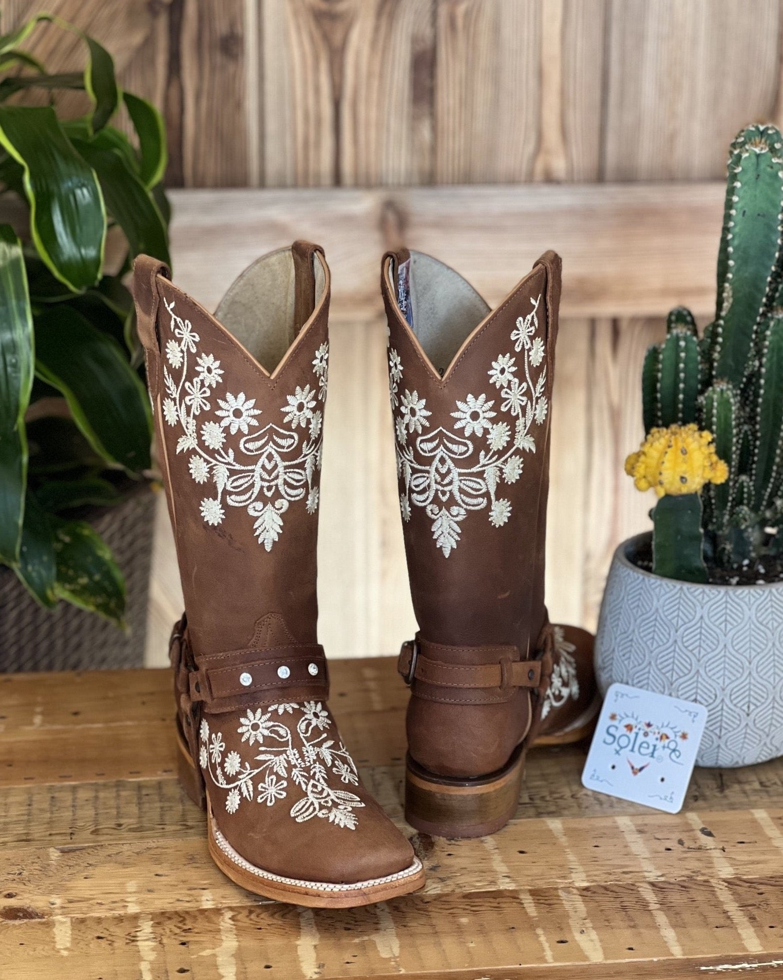 Artisanal Mexican Leather Boots. Leather Flower Embroidered Boots. Rebeca Boots - Solei Store