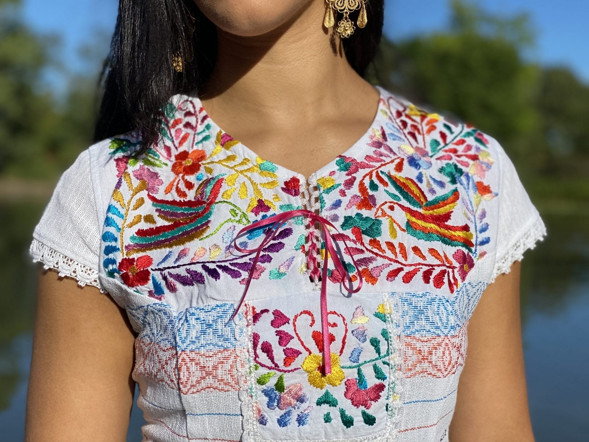 Mexican dress embroidered by hand with silk thread. Made on a loom. Floral embroidered dress. Fine lace details on sleeves and at the end of the dress - Solei Store