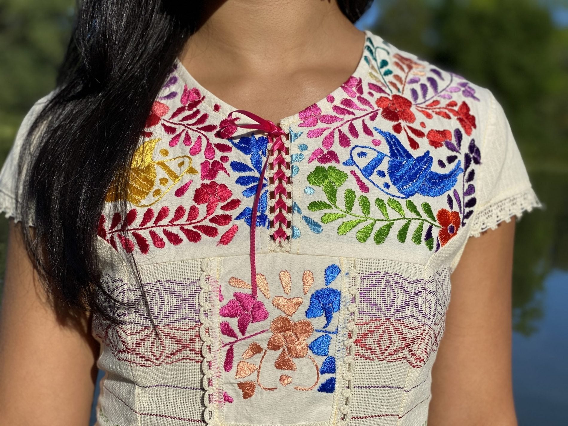 Mexican dress embroidered by hand with silk thread. Made on a loom. Floral embroidered dress. Fine lace details on sleeves and at the end of the dress - Solei Store