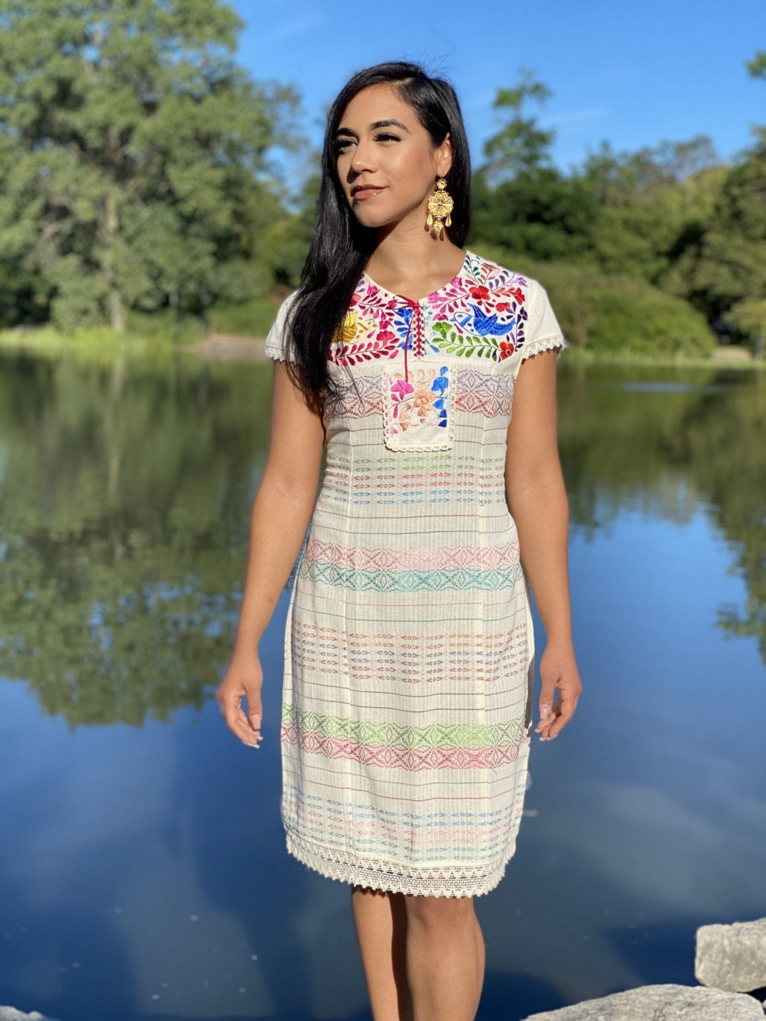 Mexican dress embroidered by hand with silk thread. Made on a loom. Floral embroidered dress. Fine lace details on sleeves and at the end of the dress - Solei Store