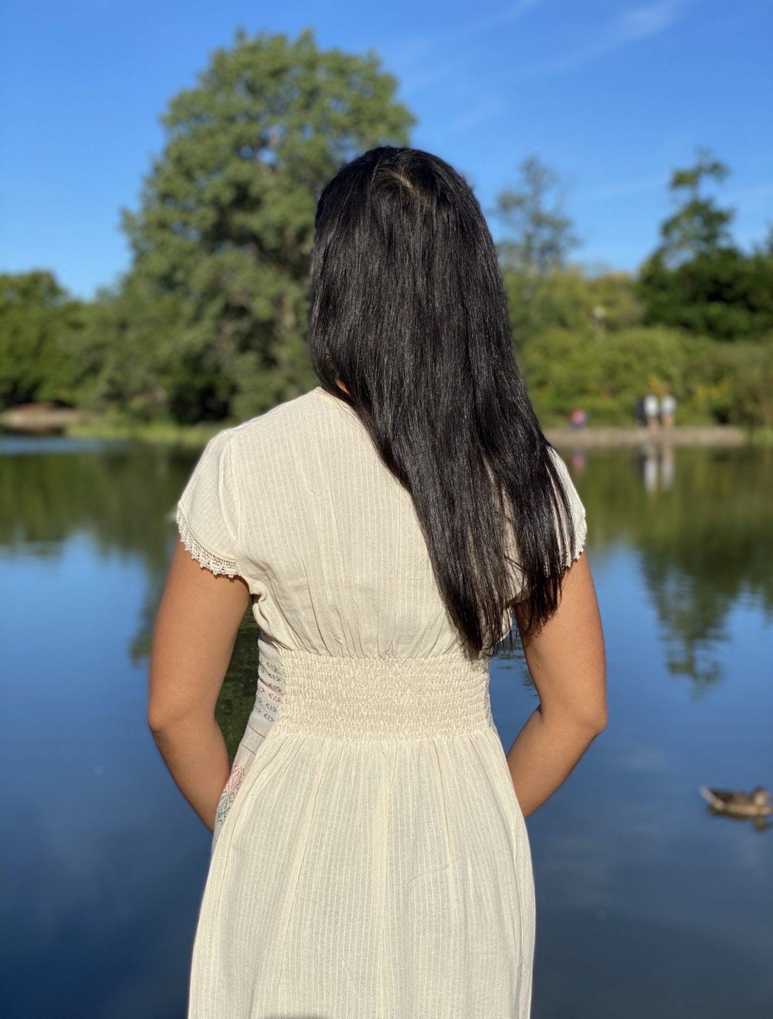 Mexican dress embroidered by hand with silk thread. Made on a loom. Floral embroidered dress. Fine lace details on sleeves and at the end of the dress - Solei Store