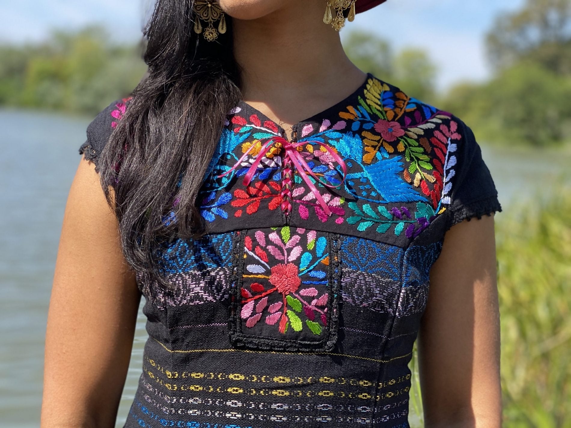 Mexican dress embroidered by hand with silk thread. Made on a loom. Floral embroidered dress. Fine lace details on sleeves and at the end of the dress - Solei Store