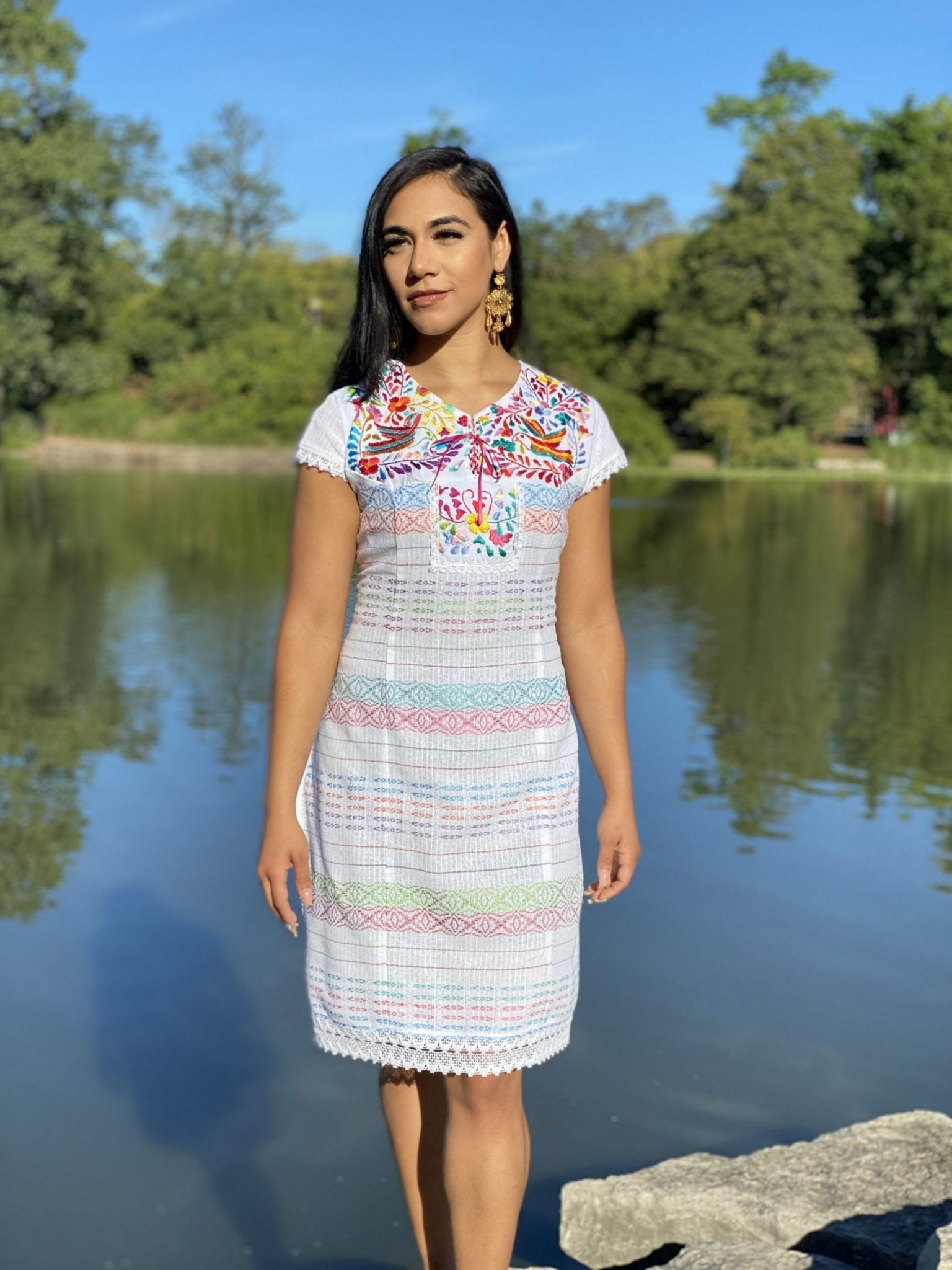 Mexican dress embroidered by hand with silk thread. Made on a loom. Floral embroidered dress. Fine lace details on sleeves and at the end of the dress - Solei Store