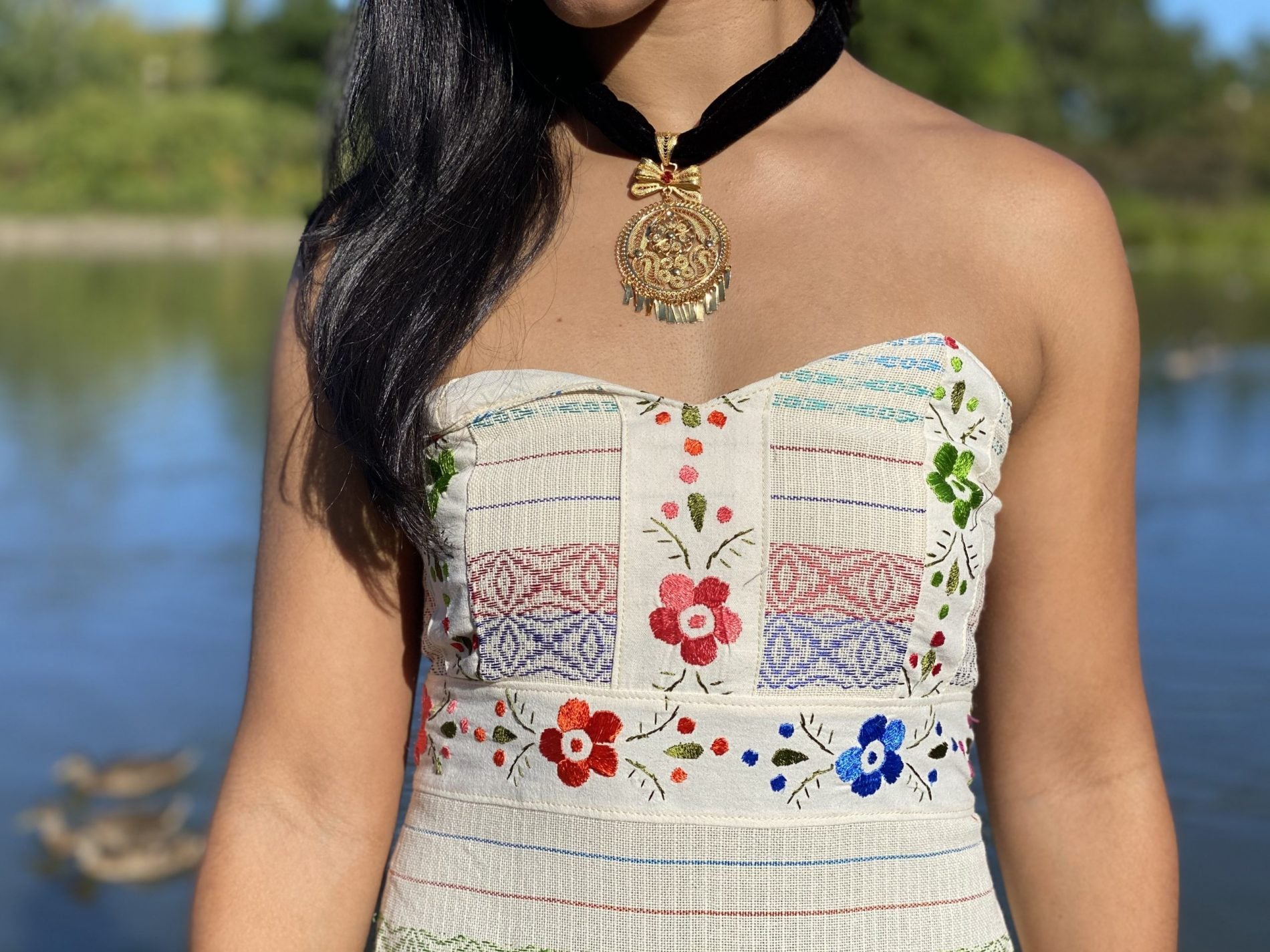 Mexican dress embroidered by hand with silk thread. Strapless dress made on a loom. Floral embroidered dress. Lace details at the end of the dress - Solei Store