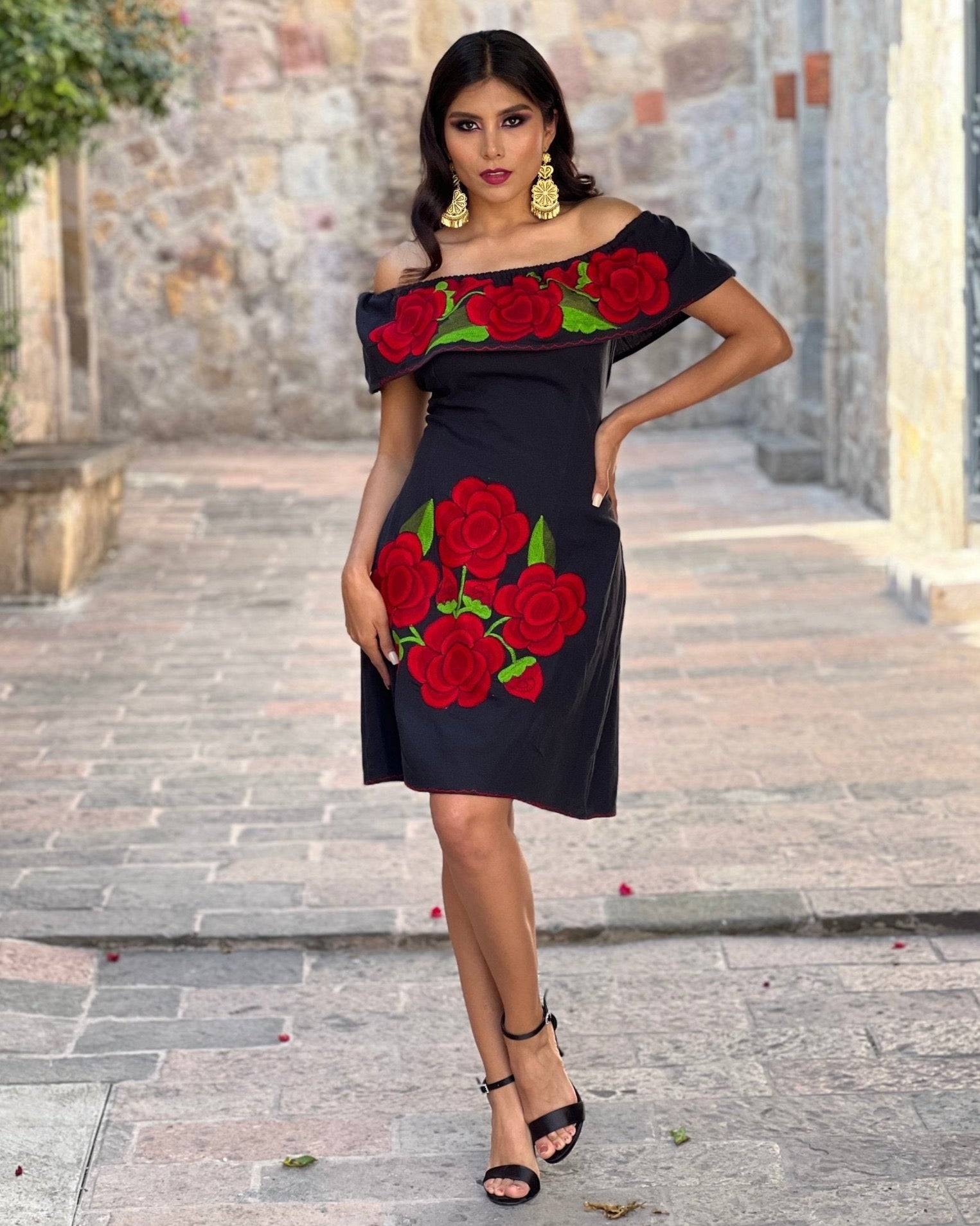 Mexican dress with embroidered red flowers. Vestido Xochitl - Solei Store