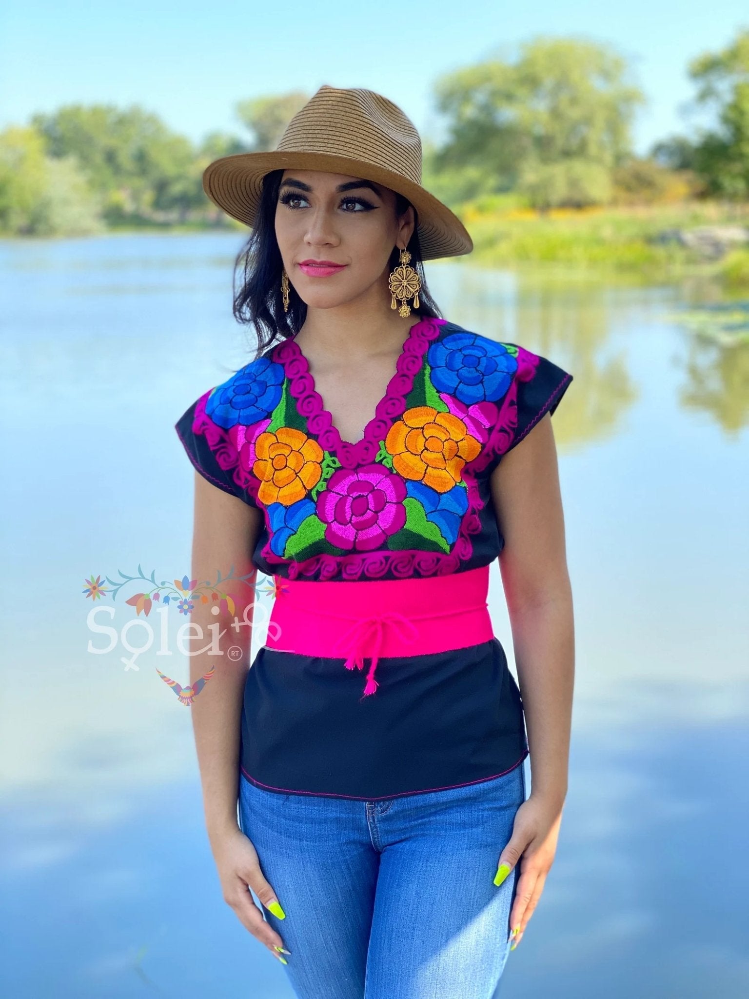 Mexican Embroidered Top with Decorated Collar. Blusa Zinacatan Floral - Solei Store