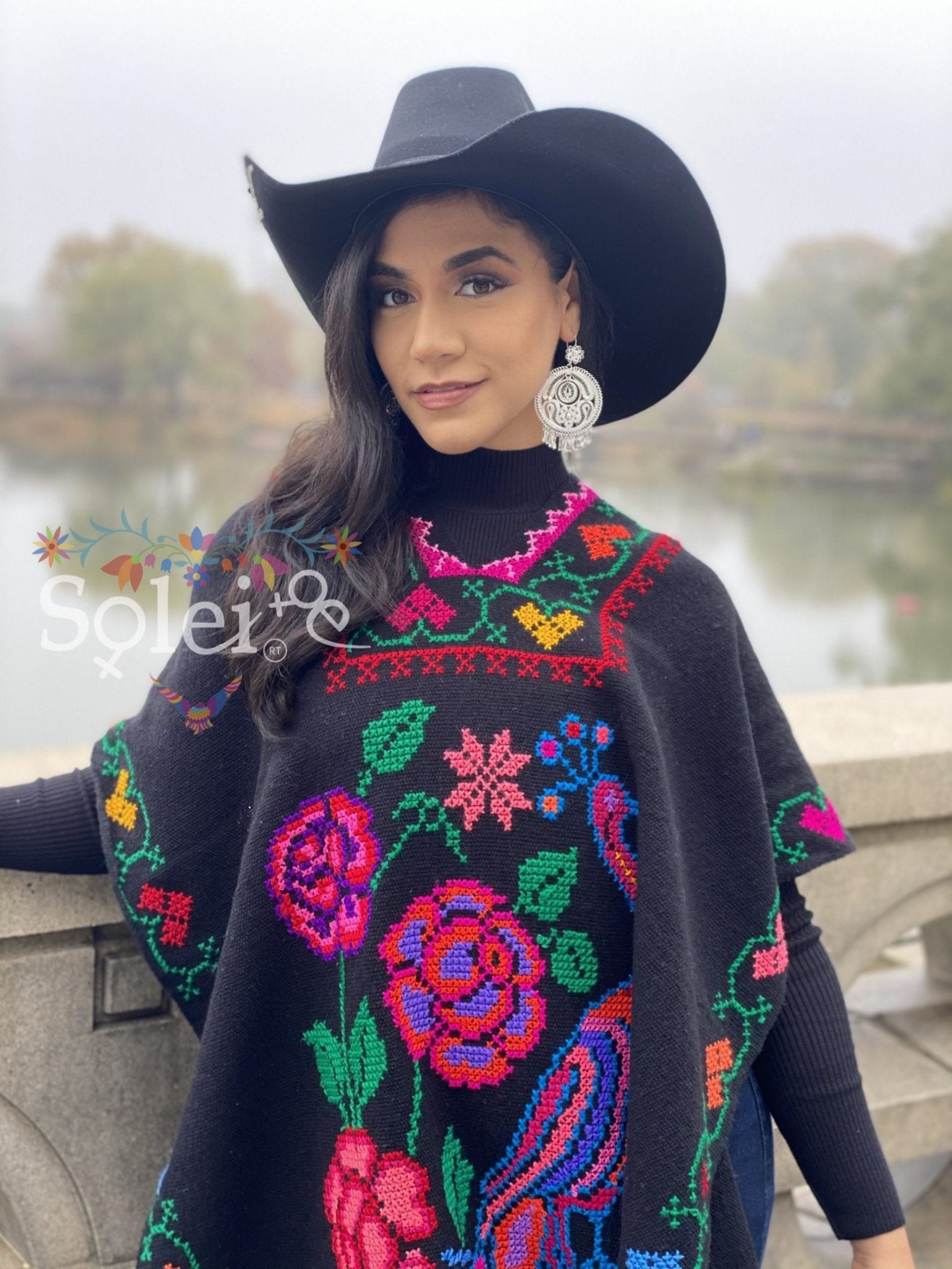 Mexican Hand Embroidered Poncho. Gaban Pavo Sencillo. - Solei Store