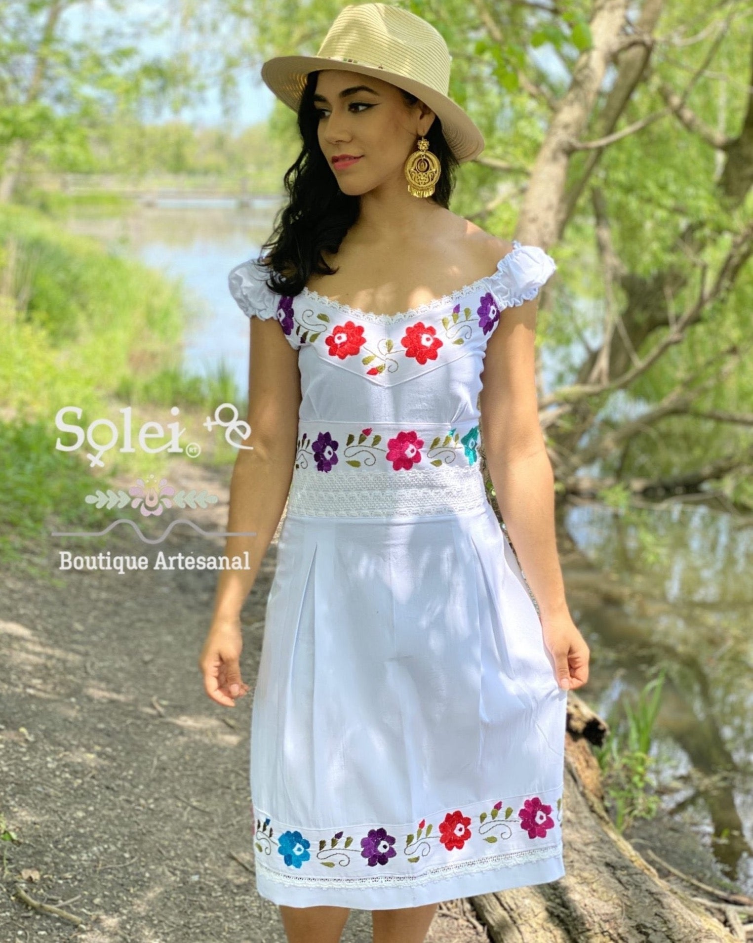 Neckline short dress. Design with Mexican flowers and fine lace details on the neck, waist and bottom of the dress. A-line dress. - Solei Store