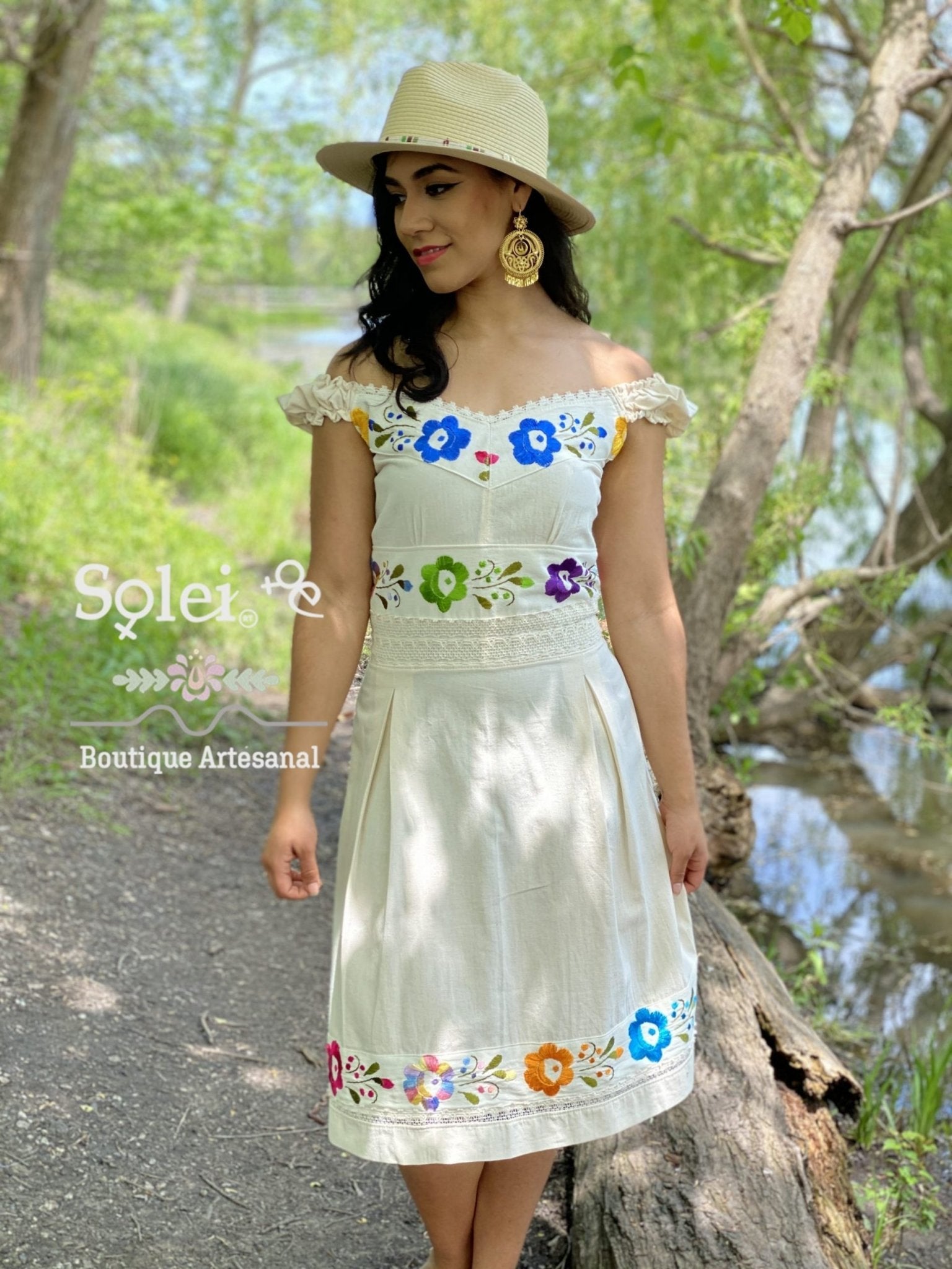 Neckline short dress. Design with Mexican flowers and fine lace details on the neck, waist and bottom of the dress. A-line dress. - Solei Store